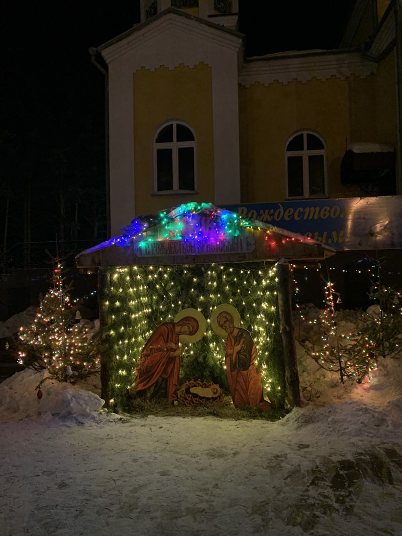 Рождественский вертеп у храма