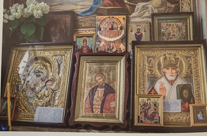 Иконы храма: Казанская икона Божией Матери, святой князь Александр Невский, святитель Николай